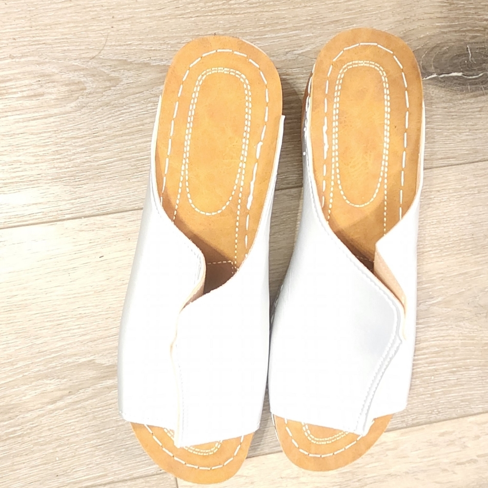 NWT Silver sandals